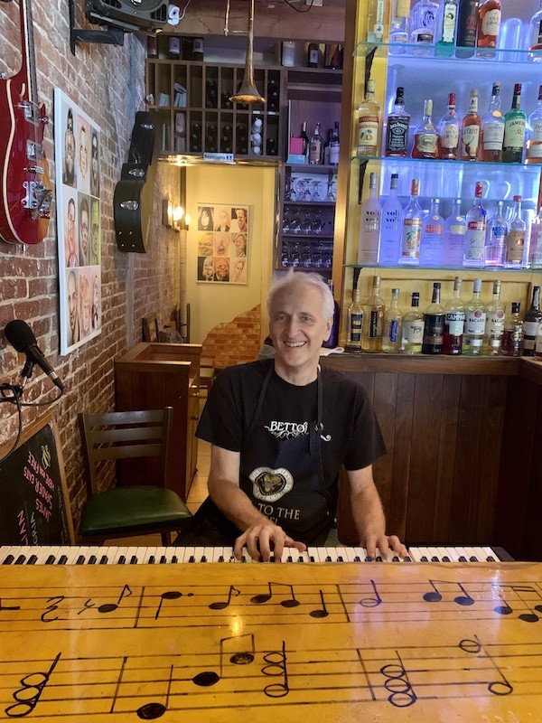 bettola Vlado on piano